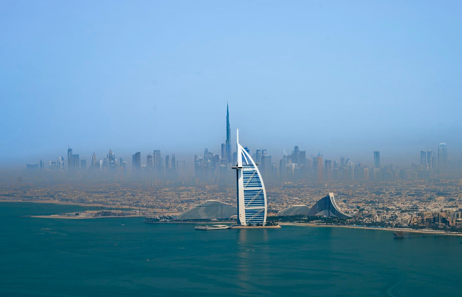 Holding à Dubaï : 0 % sur les dividendes ? (guide 2026)