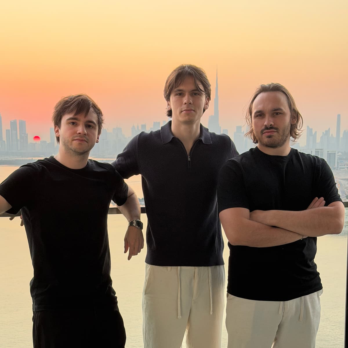 Octave, Benjamin et Victor, fondateurs d'ovio, devant la skyline de Dubaï