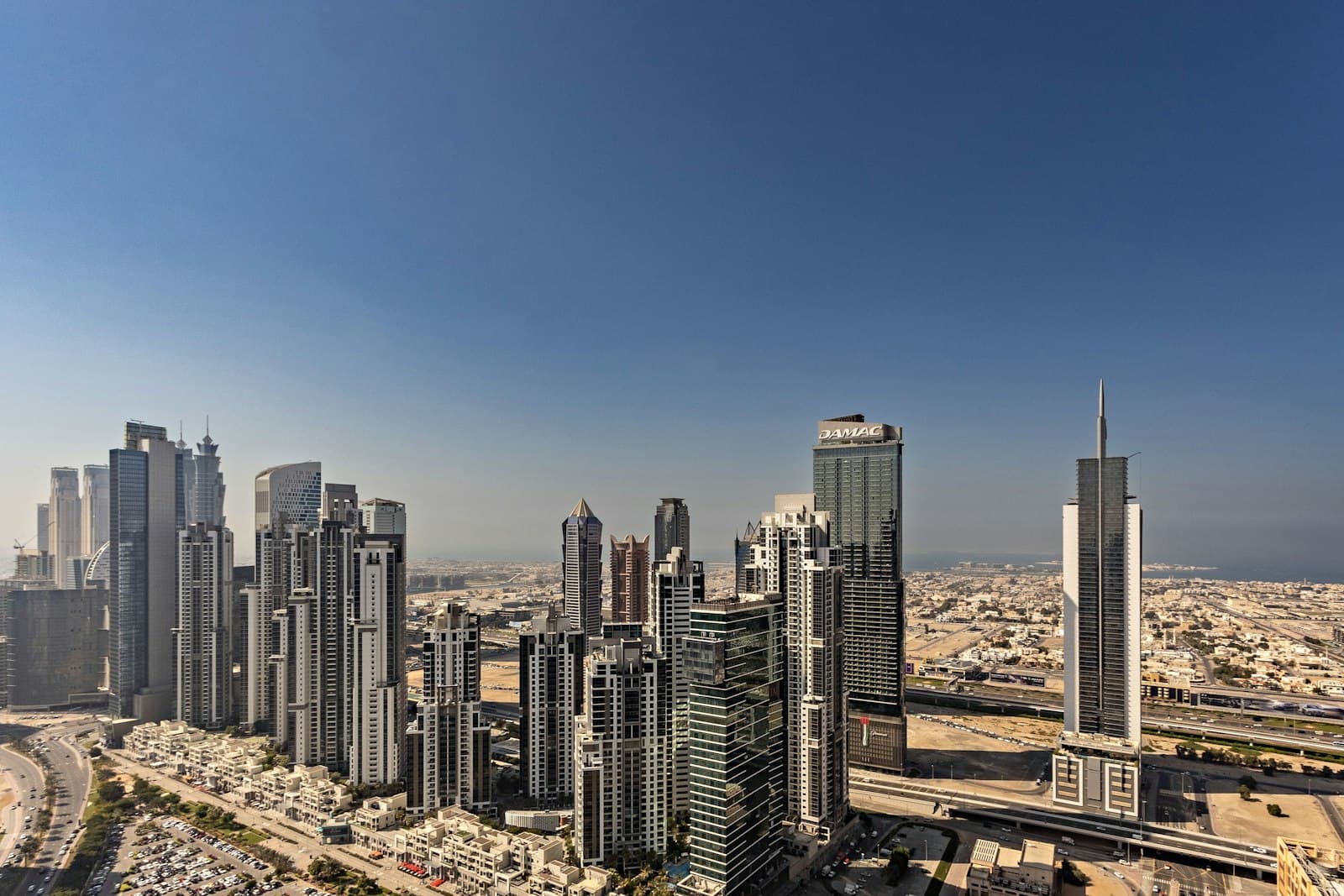 Salaire moyen à Dubaï 2026 : combien, net d'impôt